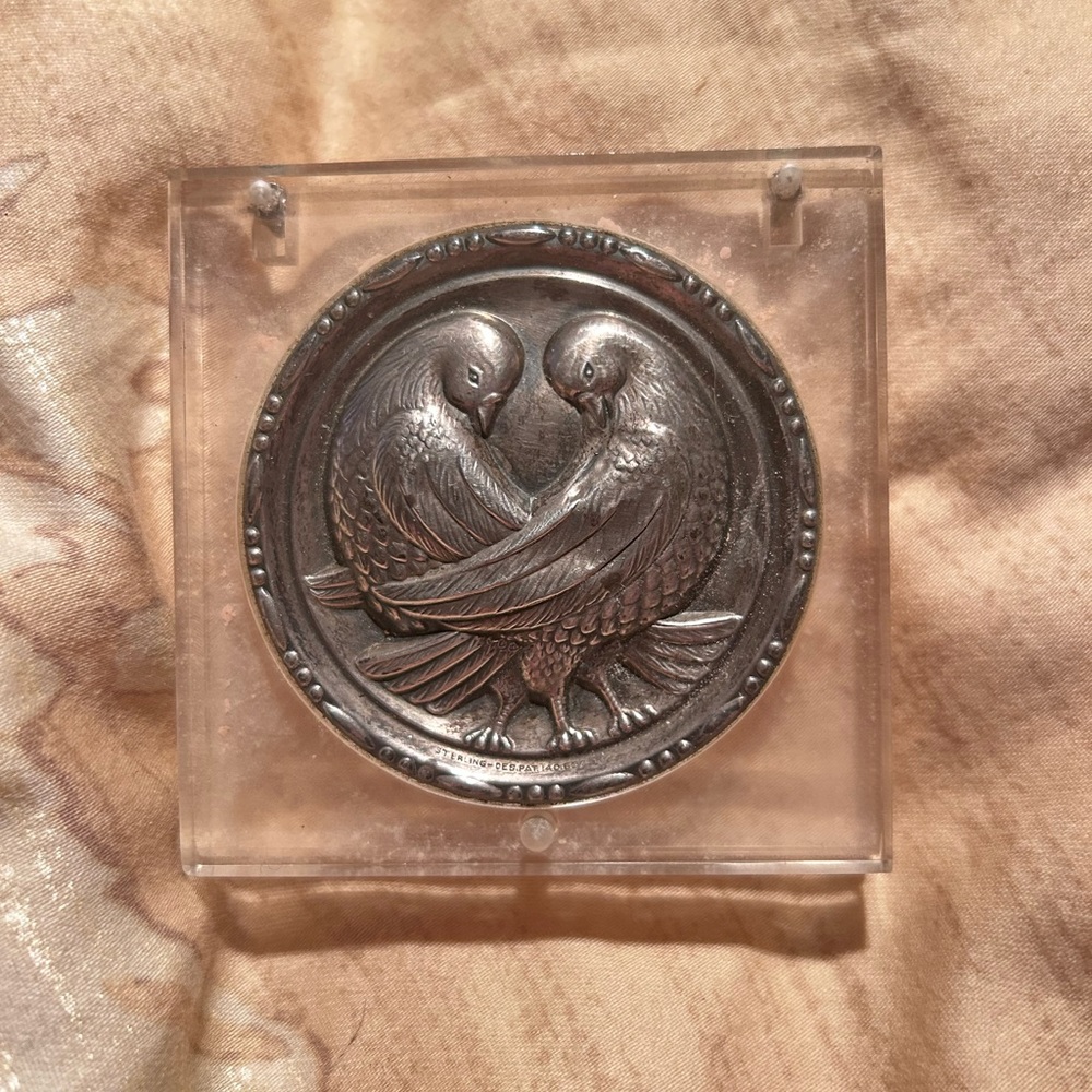 Vintage Lucite Compact, Coro 1940s,  Repoussé Silver dove Lovebirds